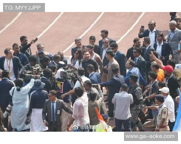 38岁梅西深夜抵达印度显疲乏,没笑脸没挥手,球迷潮水般狂奔跟随